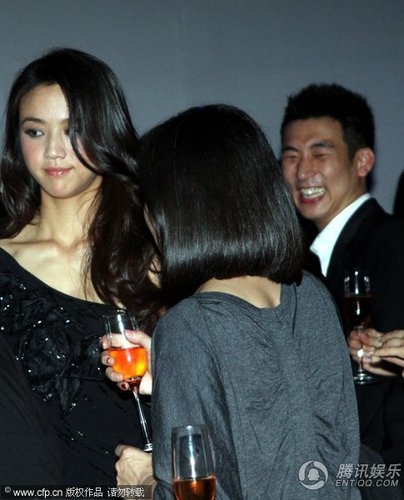 汤唯变性感面色绯红泛醉意 杜鹃遭老外斜眼偷瞄【图】