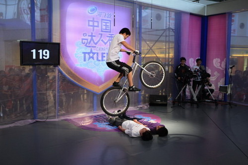 凤姐上海遭蛋袭又被嘘 要与蔡依林正面pk【图】