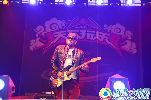 场歌迷突破保安封锁 张震岳今晚去西安夜店_大