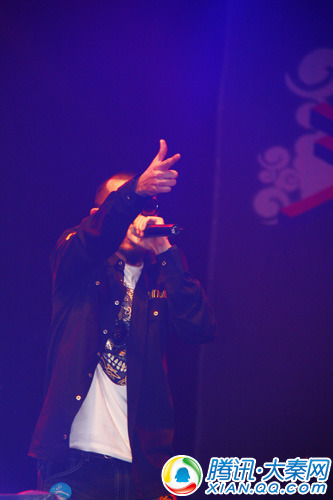 场歌迷突破保安封锁 张震岳今晚去西安夜店_大