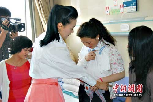 章子怡再度向剧组请假 看望灾区藏族女孩卓玛【图】