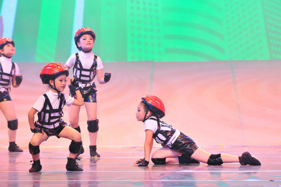 园六一晚会精彩镜头 舞蹈《长大我要当警察》