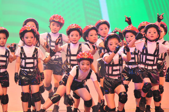 园六一晚会精彩镜头 舞蹈《长大我要当警察》