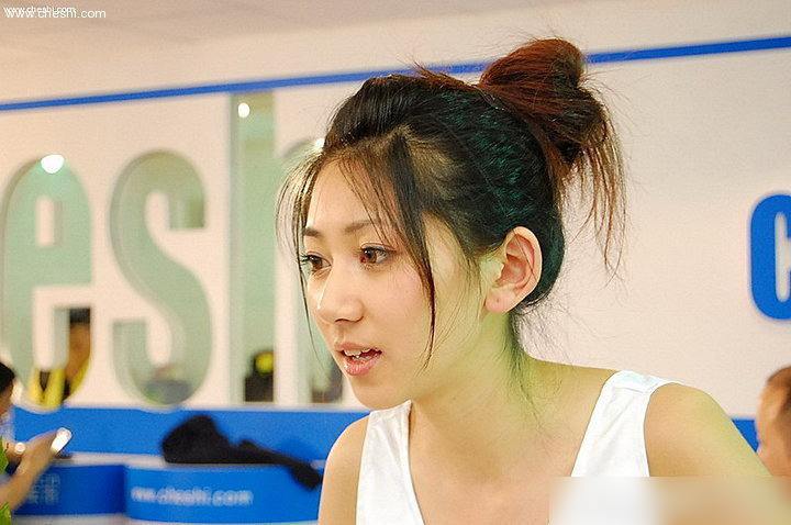 闫凤娇变身车展美丽前台