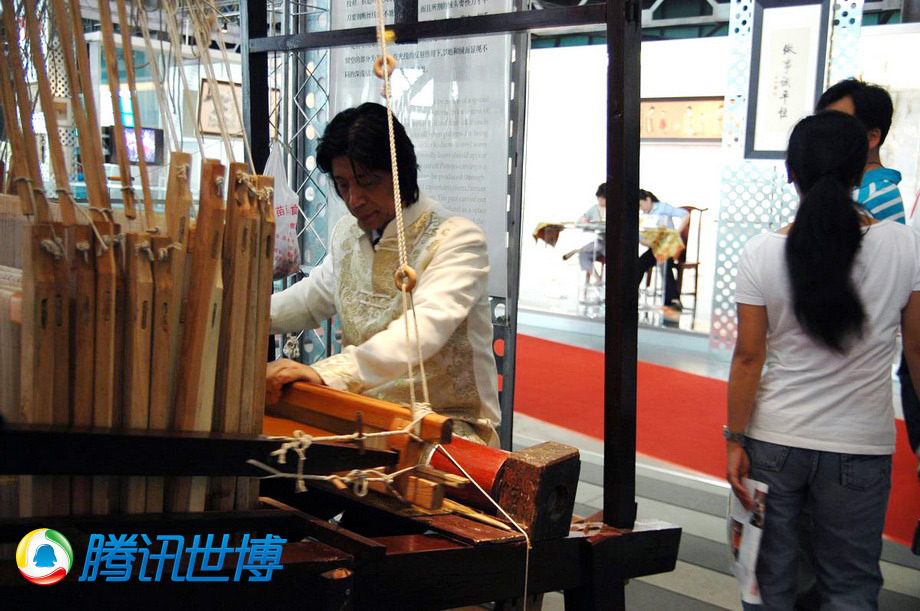 金文大师上机演示如何织造云锦
