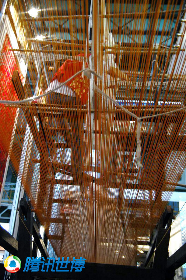 从下往上看织造机，结构复杂工艺严谨