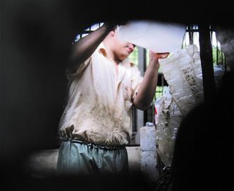 先打针再灌水 武汉生猪注水 流水线 触目惊心_