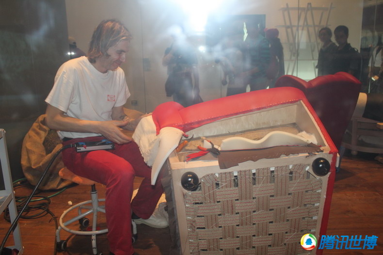 高清:意大利馆小小玻璃房展沙发制作全流程