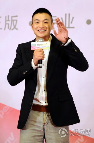 弦子新歌MV全球首播 巩新亮携男模性感亮相(