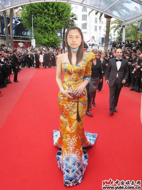 范冰冰的龙袍穿在凤姐和芙蓉姐姐身上是啥样_