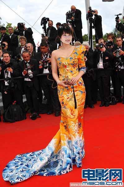 范冰冰的龙袍穿在凤姐和芙蓉姐姐身上是啥样