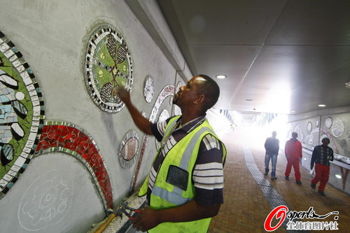 组图:世界杯临近 南非艺术家街头涂鸦