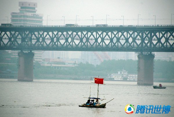 高清:饮料瓶做船+湖南勇士漂流上海看世博