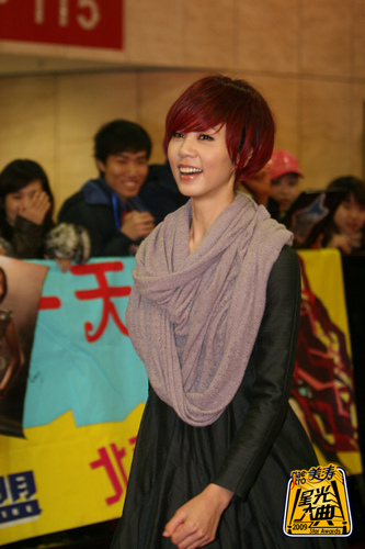 组图:<em>黄磊爱妻孙莉</em>亮相大典 红色短发时尚可爱