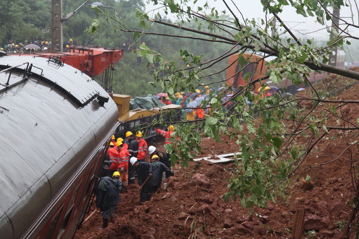 高清图:沪昆铁路山体滑坡造成列车脱线事故