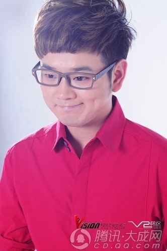 组图:成都众快男拍时尚写真 刘著扮妖娆小女人