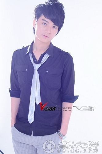 组图:成都众快男拍时尚写真 刘著扮妖娆小女人