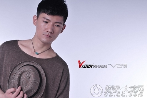 组图:成都众快男拍时尚写真 刘著扮妖娆小女人