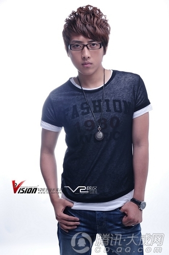 组图:成都众快男拍时尚写真 刘著扮妖娆小女人