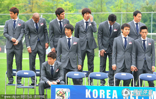 组图:韩国队拍世界杯全家福 朴智星整装待发