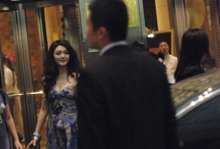 组图:大S低胸礼服玩<em>性感</em> 惹路人侧目注视偷拍