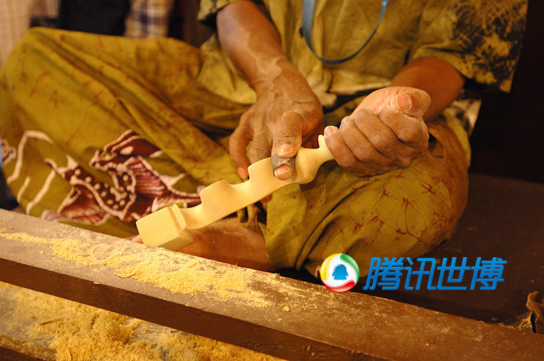 工匠手工打磨木雕艺术品
