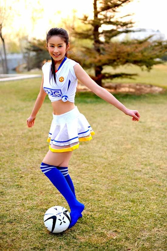 内地版杉菜颖儿变身足球宝贝为世界杯加油图片