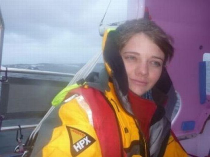 高清:世界上最年轻单人帆船环游地球的女孩