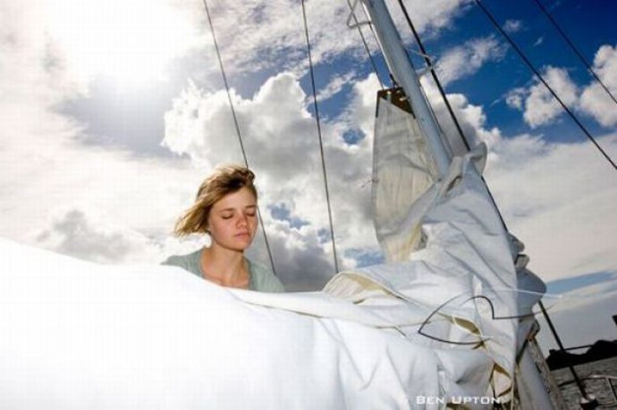 高清:世界上最年轻单人帆船环游地球的女孩