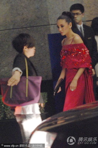 张雨绮享受阔太生活 穿大红晚装玉背外露【图】