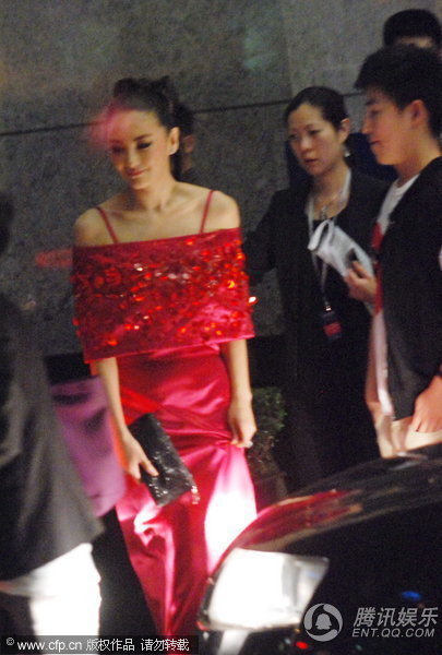 张雨绮享受阔太生活 穿大红晚装玉背外露【图】