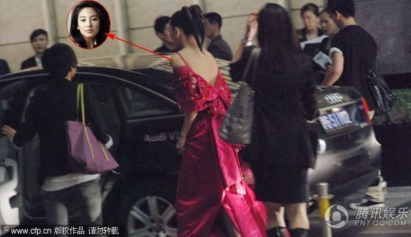 张雨绮享受阔太生活 穿大红晚装玉背外露【图】