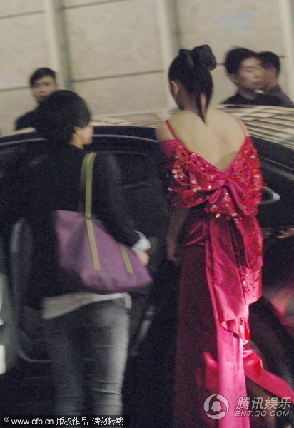 张雨绮享受阔太生活 穿大红晚装玉背外露【图】