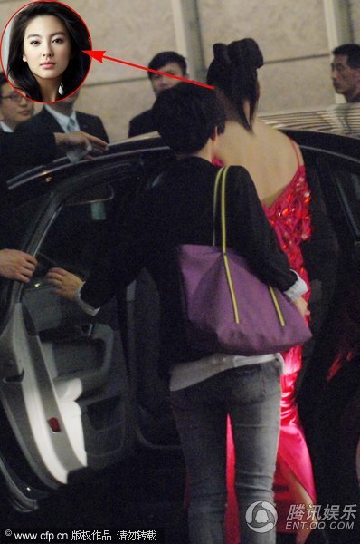 张雨绮享受阔太生活 穿大红晚装玉背外露【图】