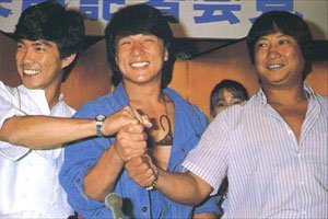 元彪(左),成龙(中)和洪金宝当年是同门师兄弟