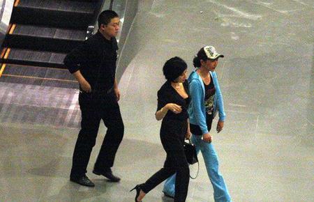 刘嘉玲上海巡视业务 探班梁朝伟陪吃赵本山【图】