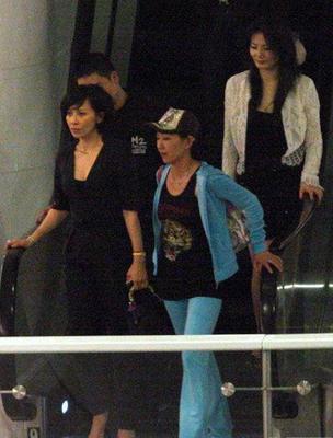 刘嘉玲上海巡视业务 探班梁朝伟陪吃赵本山【图】