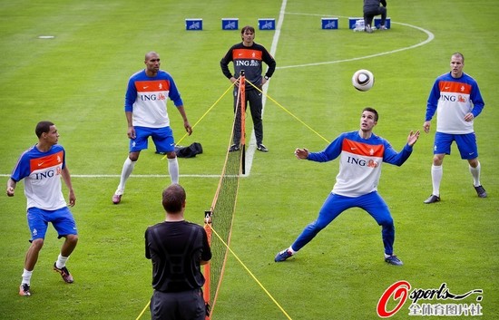 组图:荷兰队奥地利备战 队员大玩网式足球_世