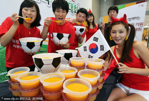 组图:韩美女啦啦队花样多 足球碗享美食助威_
