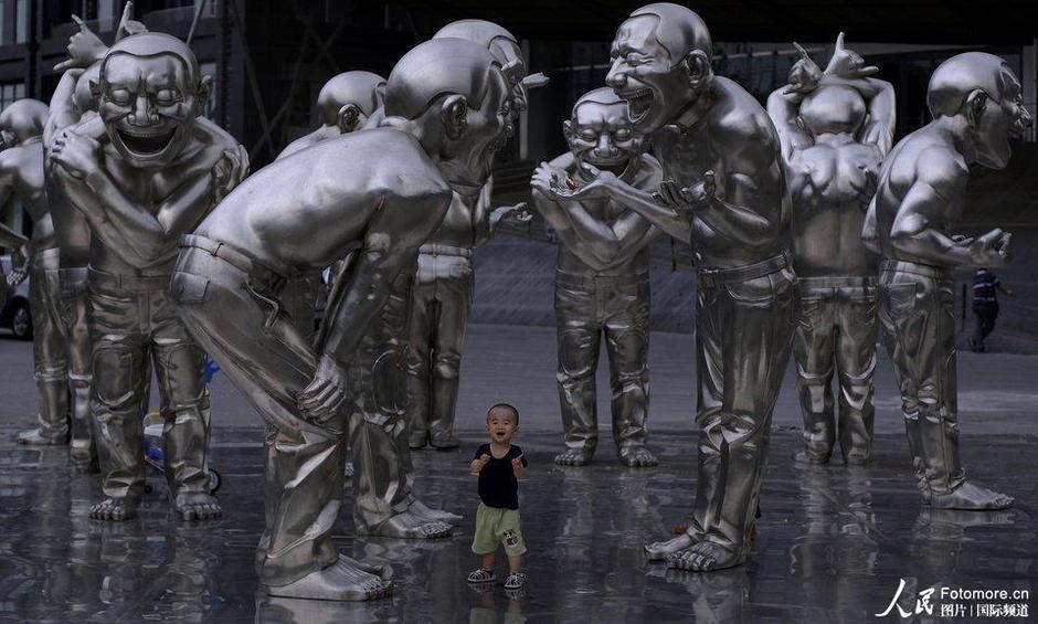 高清图：北京男童置身“巨人国”_新闻_腾讯网