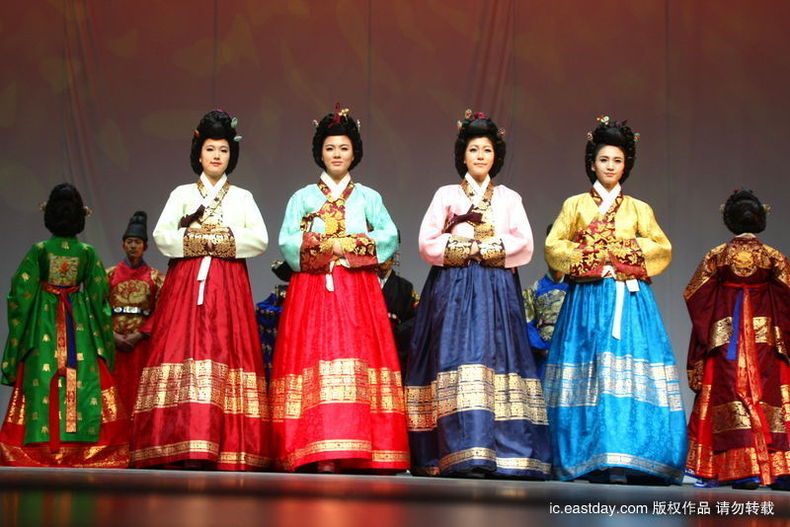 了韩国服饰秀,将传统和现代元素融合一体