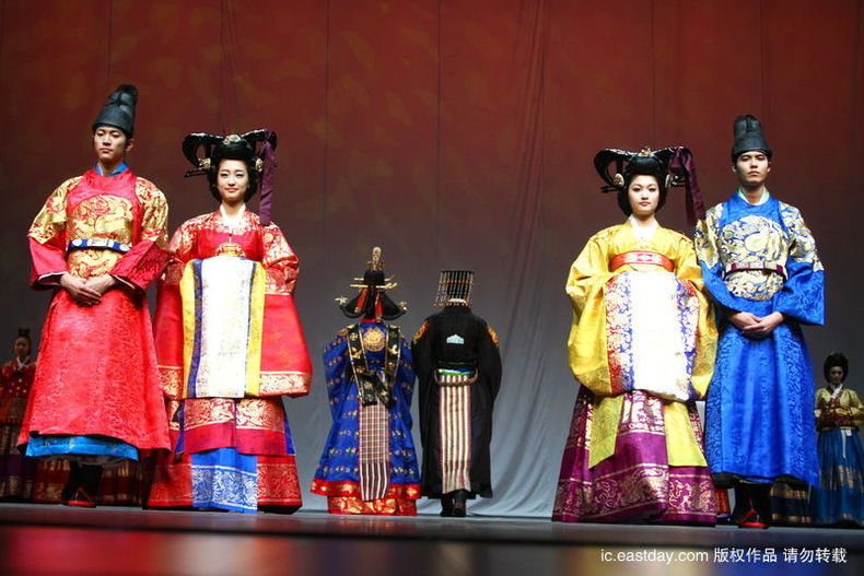 高清:韩国服饰秀精彩瞬间 传统与现代相融合