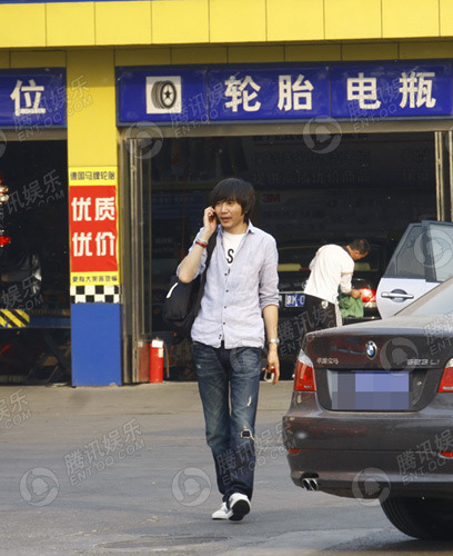 张亚东莫文蔚恋情升温 酒足饭饱同返公寓【图】