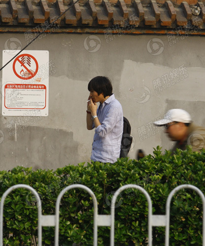 张亚东莫文蔚恋情升温 酒足饭饱同返公寓【图】