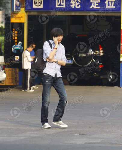 张亚东莫文蔚恋情升温 酒足饭饱同返公寓【图】