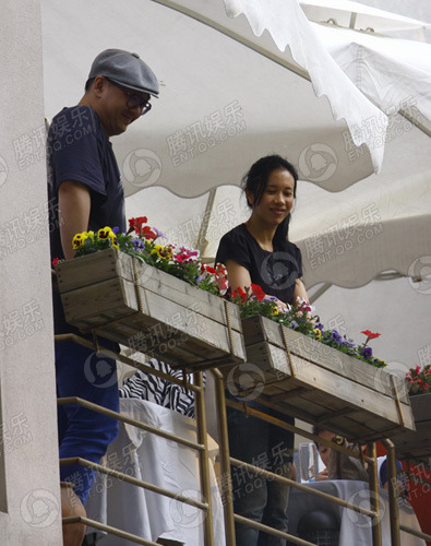 张亚东莫文蔚恋情升温 酒足饭饱同返公寓【图】