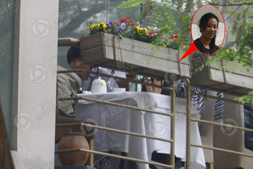 张亚东莫文蔚恋情升温 酒足饭饱同返公寓【图】