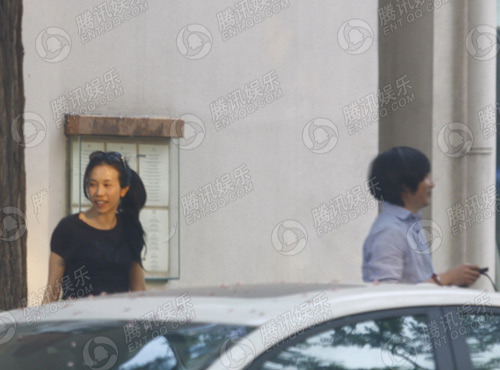 张亚东莫文蔚恋情升温 酒足饭饱同返公寓【图】