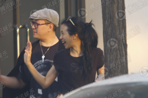 张亚东莫文蔚恋情升温 酒足饭饱同返公寓【图】