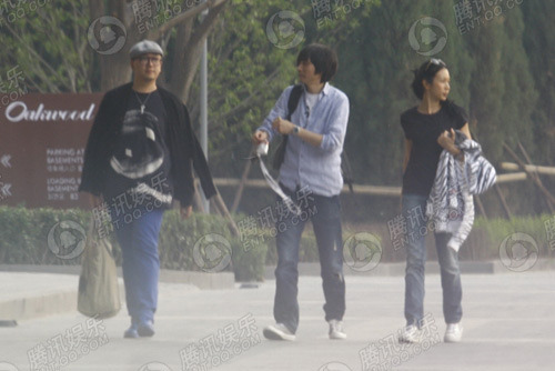 张亚东莫文蔚恋情升温 酒足饭饱同返公寓【图】